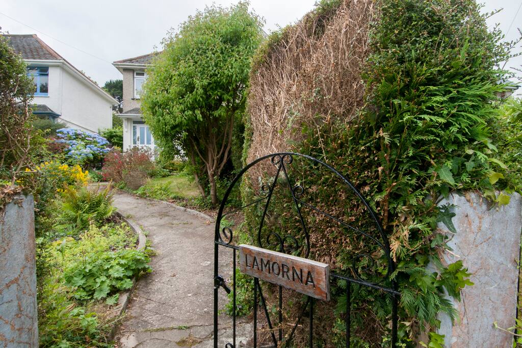 Front garden and pedestrian entrance