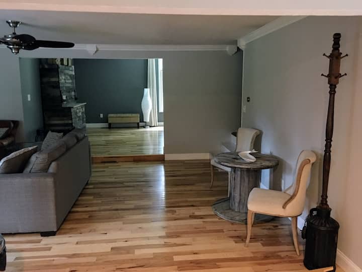 Უამრავი ღია სივრცე მთელ სახლში