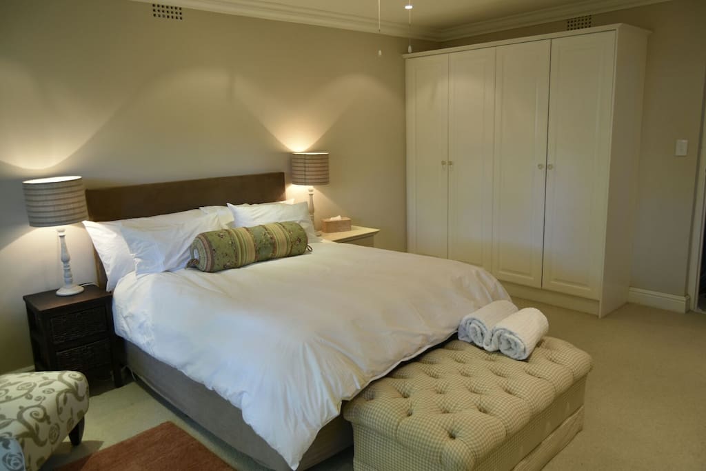 Queen Size bed with percale linen.