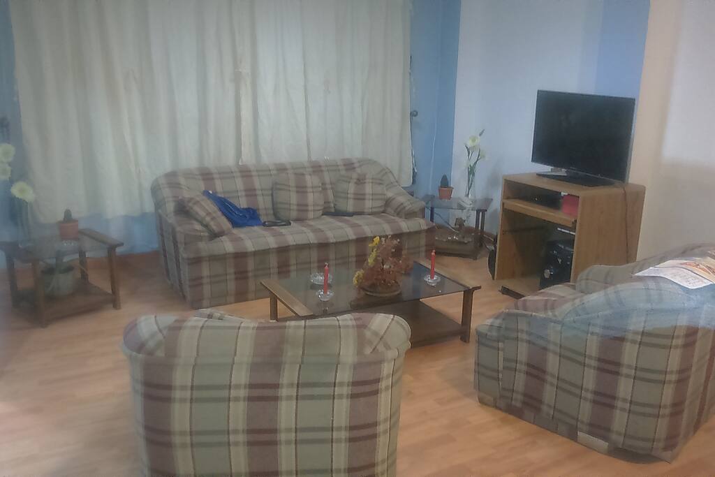 Living Equipado con Equipo musical, tv cable, wifii, telefonia fija.