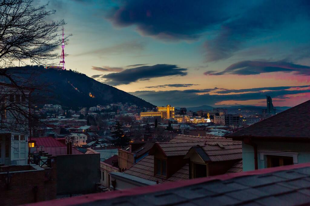 Вид на панораму города из окон номера