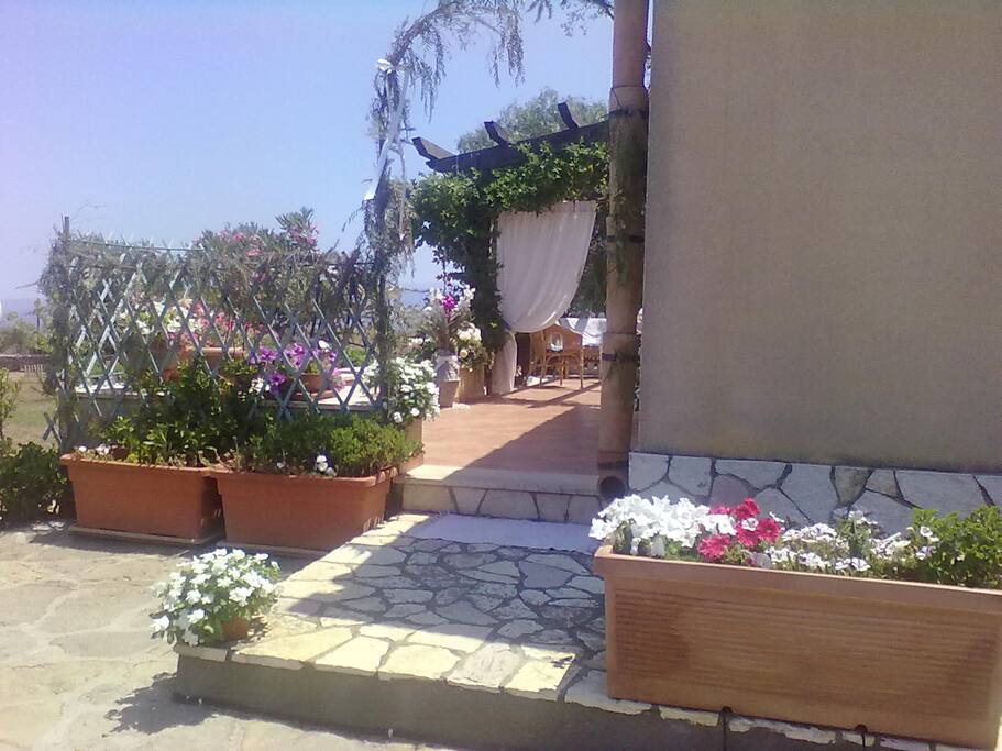 L'ingresso dal parcheggio