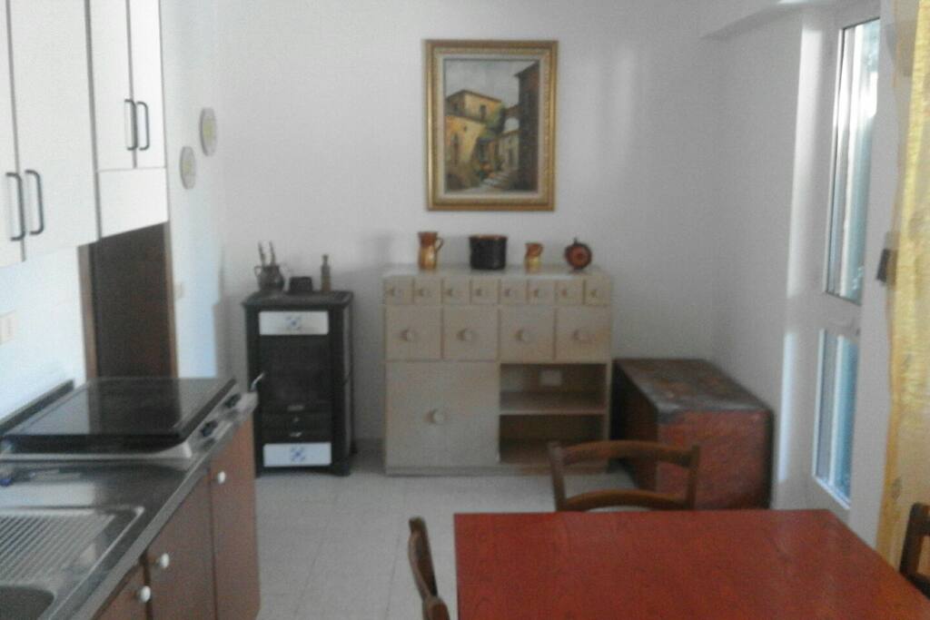 Cucina abitabile con angolo cottura