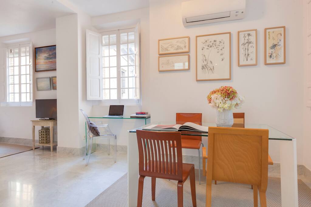Its excellent location makes this apartment ideal for those looking to enjoy the famous neighbourhood of Santa Cruz and easily discover the rest of the Andalusian capital.