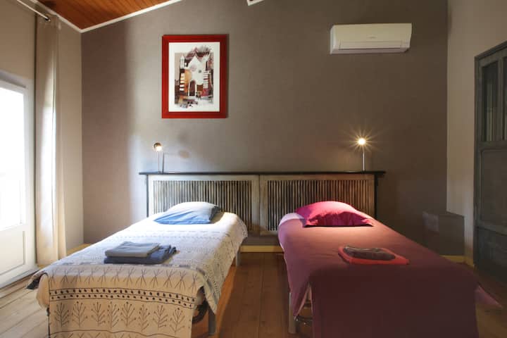 غرفة نوم بسرير فردي