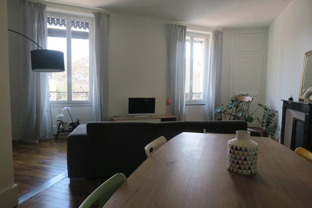 Le salon, avec vue sur le massif de Belledonne
