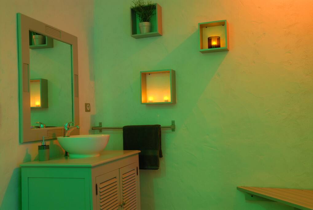 Salle d'eau avec douche italienne
