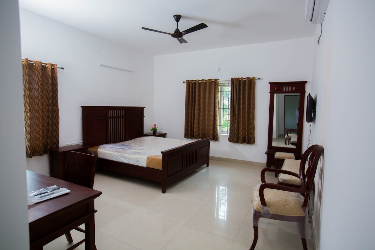 Beautiful & Vast Bedroom 