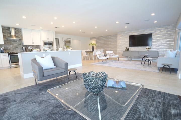 RENT LUXE 5 STAR NEW 4 BED + HTD POOL STUNNING!! gallery image 4