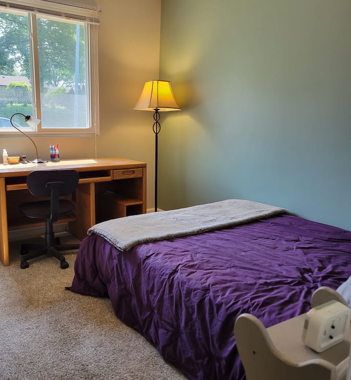 Segundo dormitorio en el nivel principal con espacio de trabajo dedicado.