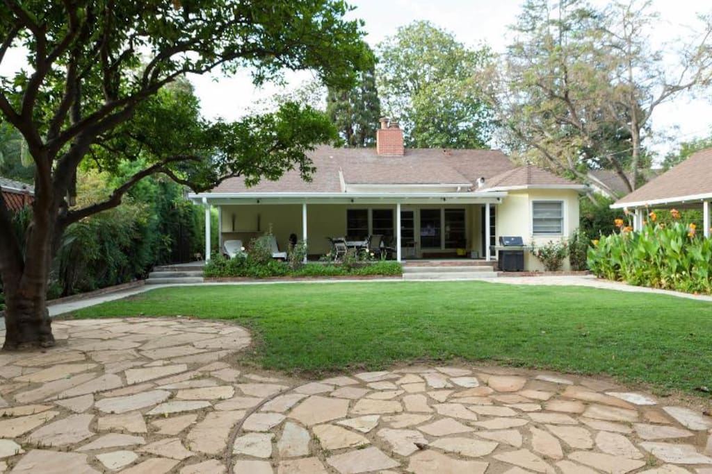 Large Lush Backyard with outdoor Hot Tub!!
