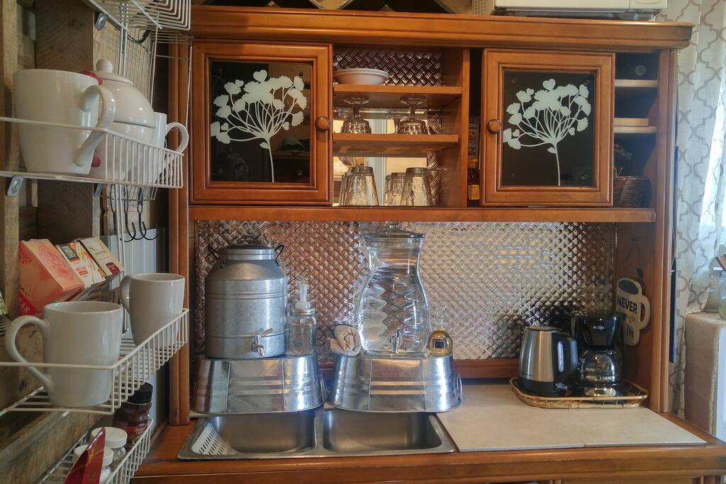 Sml coffee/hot water kettle.Extra water available (and a microwave)