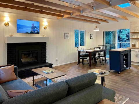 Top Airbnb: Luxury 3 Bdrm/HOT TUB/creek/near town and trails in Idyllwild Pine Cove