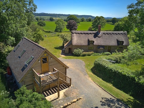 Idyllic retreat, fantastic views with EV charger