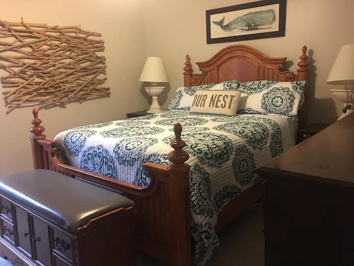 主卧，标准双人床，毗邻浴室。