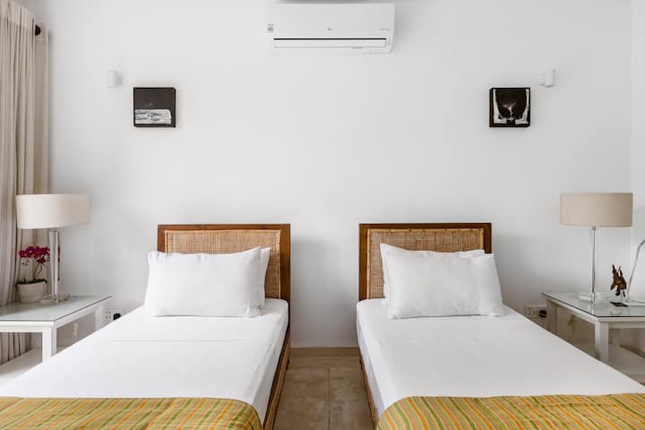 Vrtna spavaća soba - 2 kreveta za jednu osobu mogu se spojiti kako bi se namjestio bračni krevet