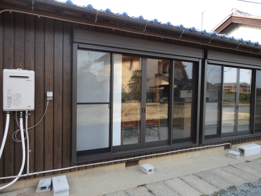 宿2全景。※左端のBoxは給湯器。
The east side of the dining kitchen is the full sweep out type sashes.