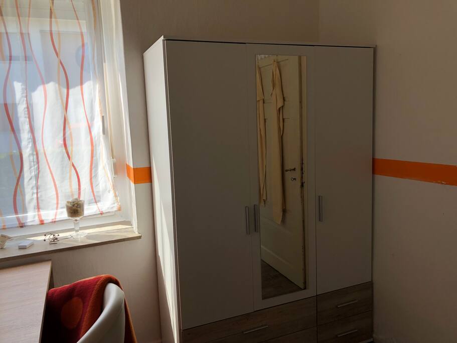 Kleiderschrank im Zimmer