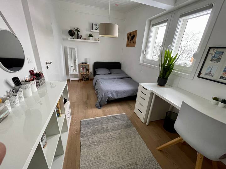 Soba 2 na katu.
1 krevet 120 x 190 cm
1 radni stol i stolica
1 polica za odlaganje s 8 ormarića 