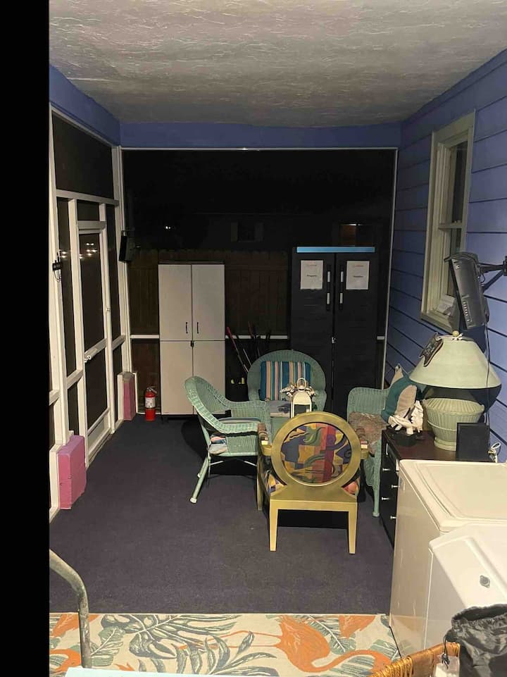 The Funky Art Cottage - St. Petersburg, FL