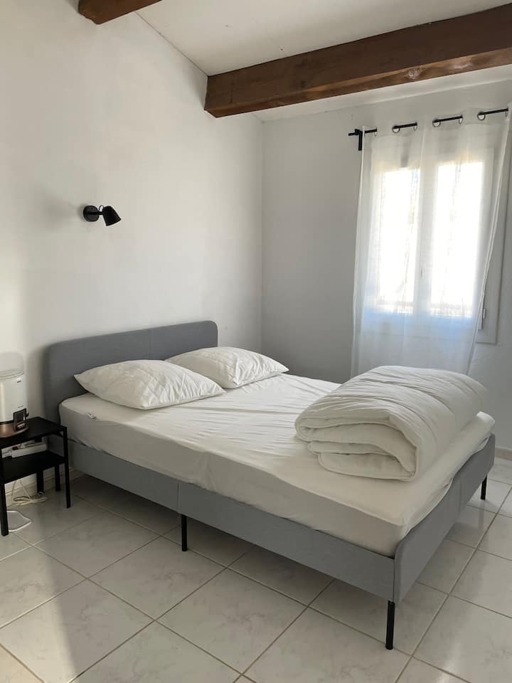 Dhomë 2 në katin e mësipërm 
1 krevat dopio "queen" 140*200
