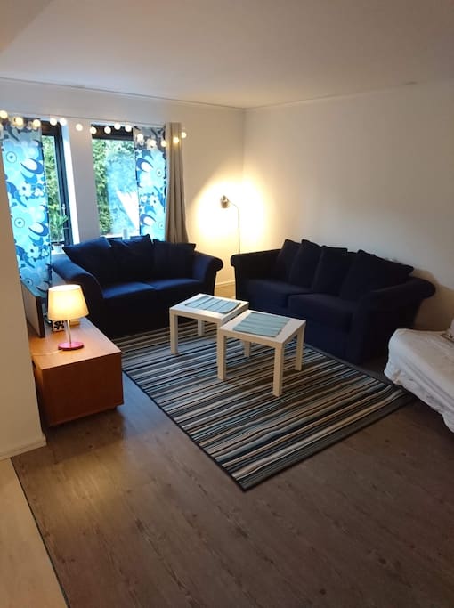Stort nyrenoverat vardagsrum med 2+3soffa samt bäddsoffa