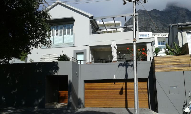CAMPS BAY APARTMENT