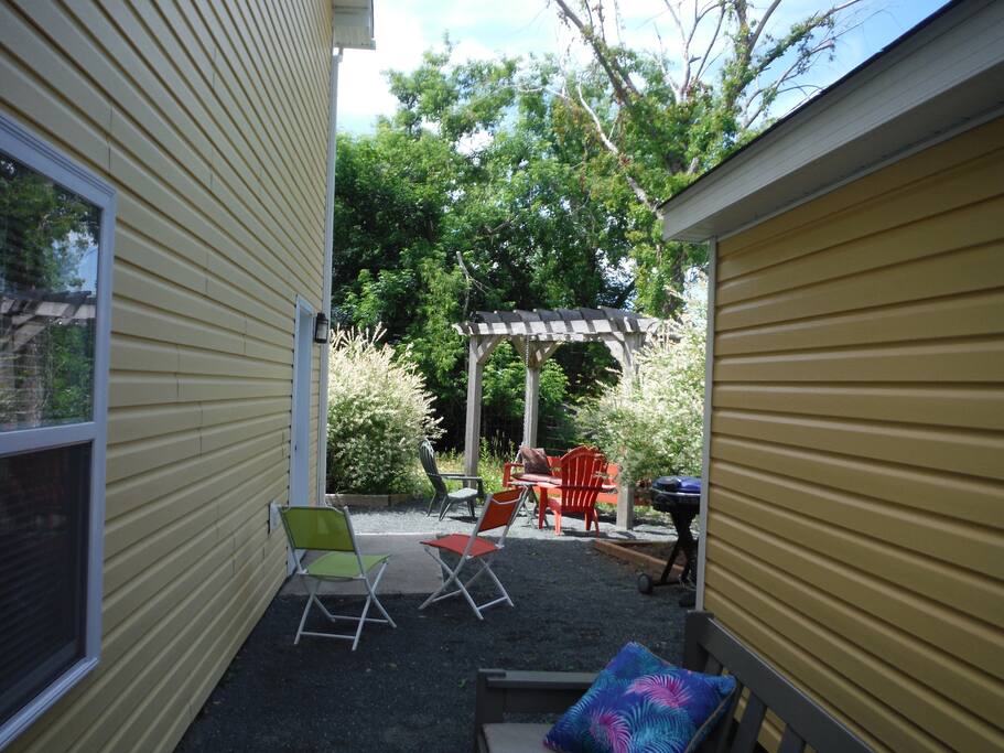 Outside seating area w/BBQ
