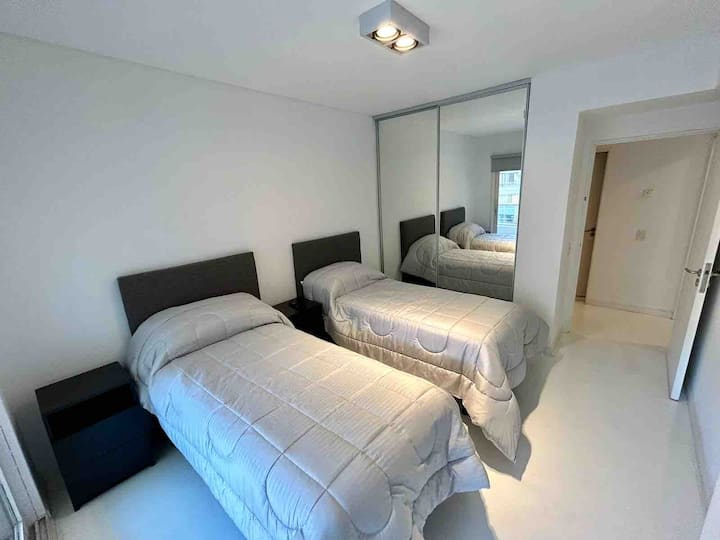 Chumba cha pili cha kulala chenye vitanda 2 vya urefu wa mita 1.90 na upana wa mita 0.90