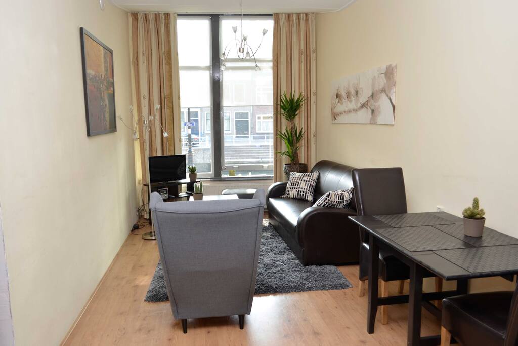 A comfortable seating area and a table for dining.
Een comfortabele zithoek en een tafel om aan te eten.