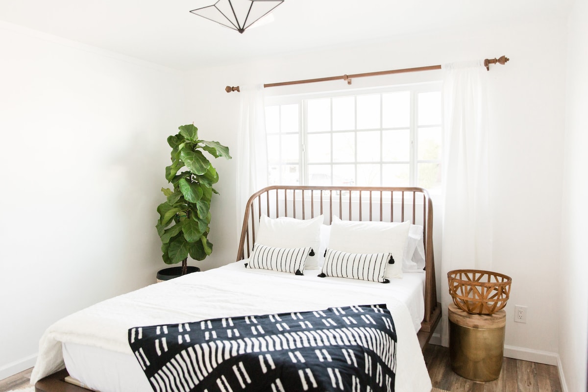 Ultra cozy Tempurpedic queen mattress in the second bedroom.