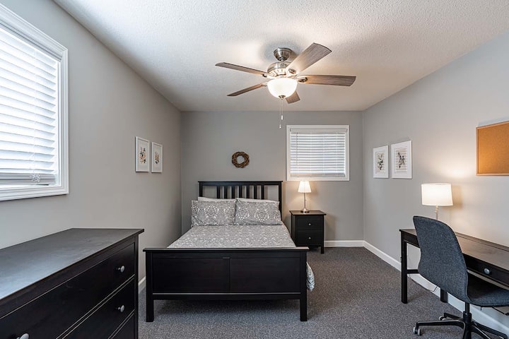 Krevat i plotë me dyshek me shkumë memorie, 4 jastëkë, çarçafë pambuku dhe komodinë, kuti me sirtarë dhe një komodinë me dy sirtarë me një abazhur.  Një tavolinë e gjerë, abazhur dhe karrige ergonometrike, tapet i ulët dhe grila që errësojnë dhomën. 