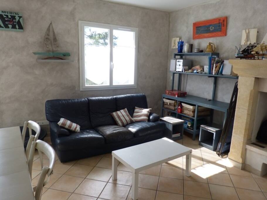 Salon tout confort avec une grande télévision écran plat de 46" et une box internet