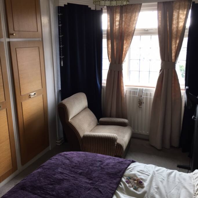 The double room is expensively furnished with TV & Wifi
