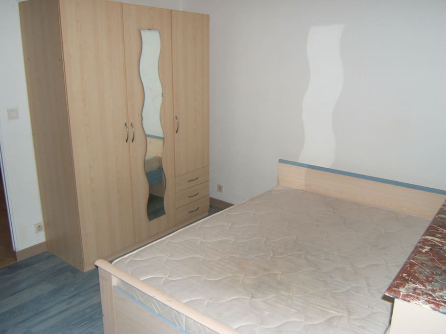 Chambre avec grand lit 2 places