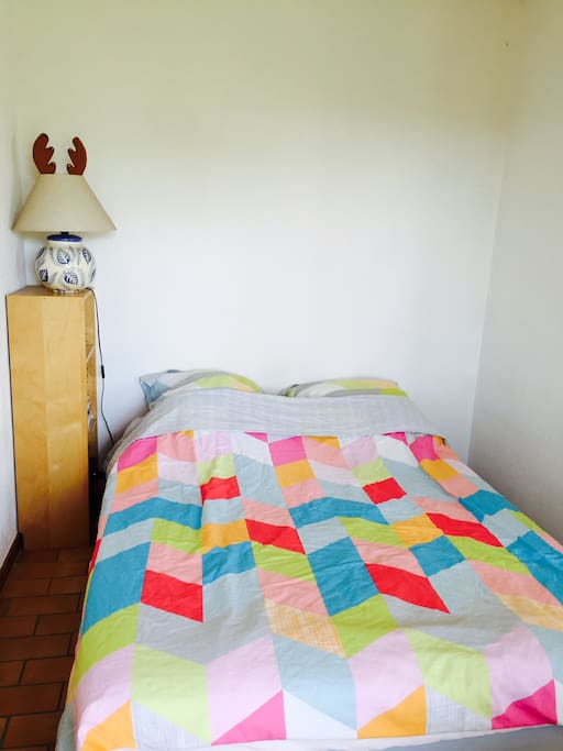 La chambre avec un lit 140x190