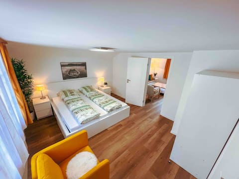 Charming Getaway: Cozy Apartment - Stunning Views