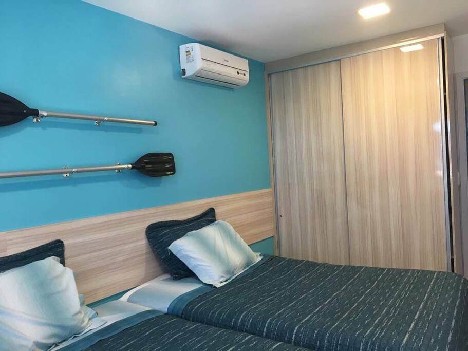 Quarto com duas camas de casal padrão com bicamas