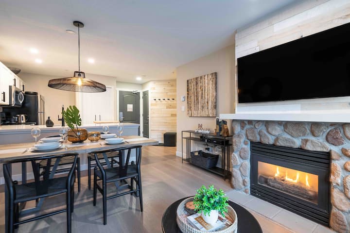 Kitchen & Dining room - Bright and open space with gas fireplace. 