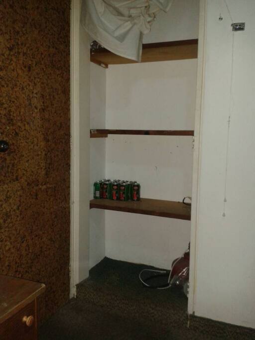 Armario pequeño de la habitación.