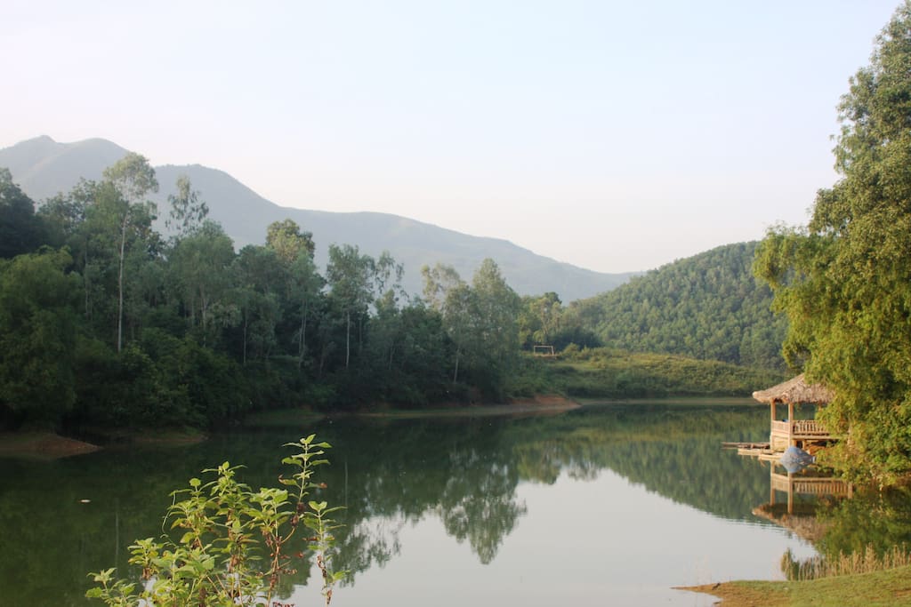 Dap Dom Lake right in backyard- for swimming, boating and sunbathing. 5 minute walk from Tea Hill House
