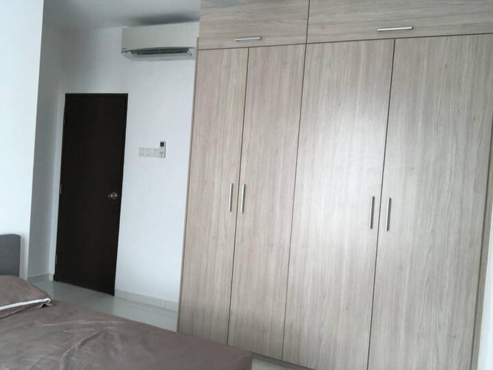 Kleiderschrank im Hauptschlafzimmer 