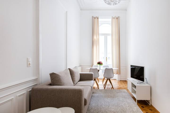 Fabulous City Center Apartment – Apt 18C gallery image 3