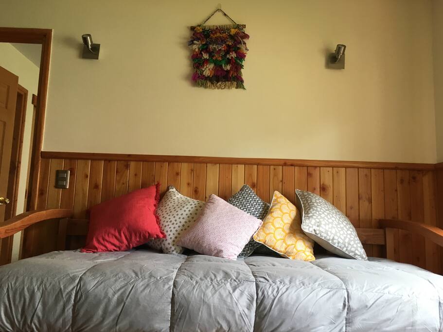 Cama Nido en sala de estar (colchones de 1 y 1,5 plazas) INCLUYE ROPA DE CAMA (sabanas, frazadas, cobertor y almohadas)