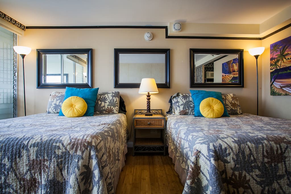 Queen size beds that can sleep 4.