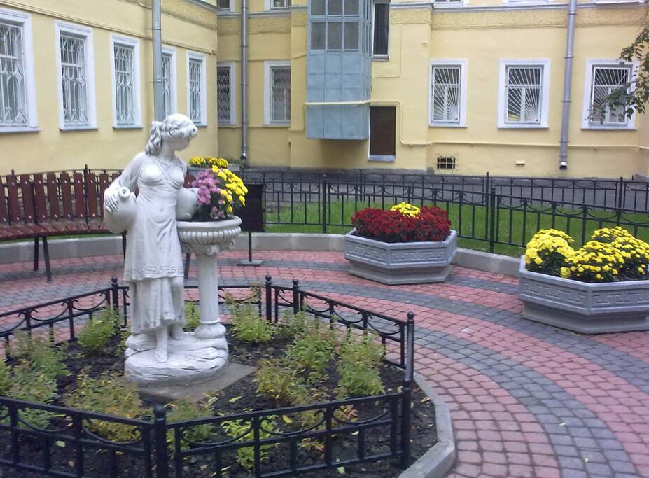 Настоящий петербургский двор-колодец с цветами, зеленью и детской площадкой. Очень красивый. Подъезд закрывается на ключ, чужие не зайдут :-)