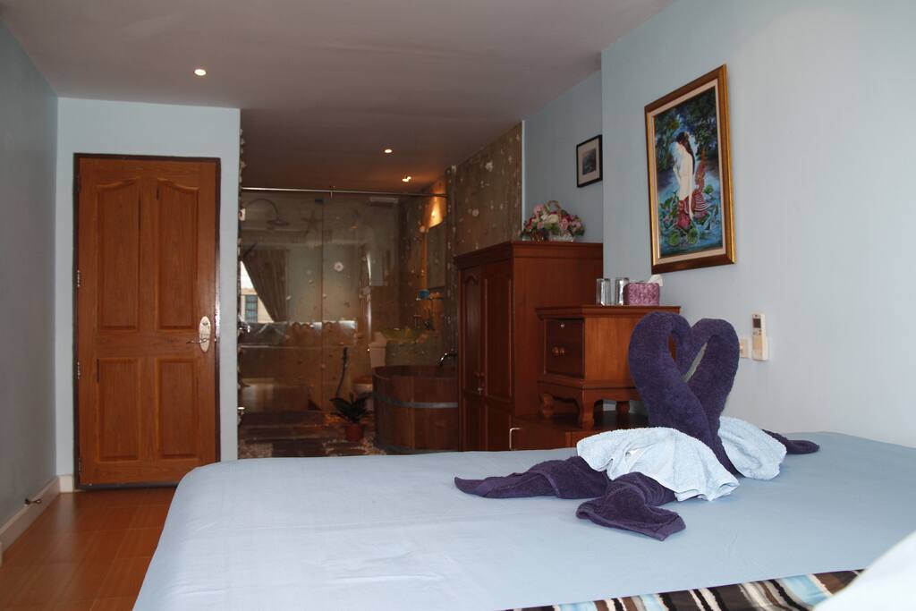 QueenBee Room - facing the teak tub and toilet area