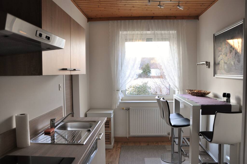 Die Küche ist komplett ausgestattet, auch mit Geschirr - the kitchen is fully equipped