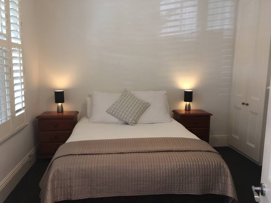 Bedroom 1: Queen size bed, TV , ornamental fire place, ceiling fan and ducted heating