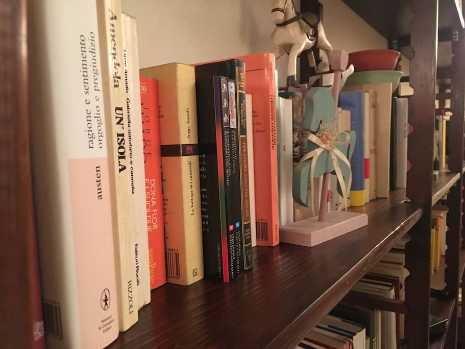 Dettaglio delle librerie nei corridoi del piano 1 e 2.